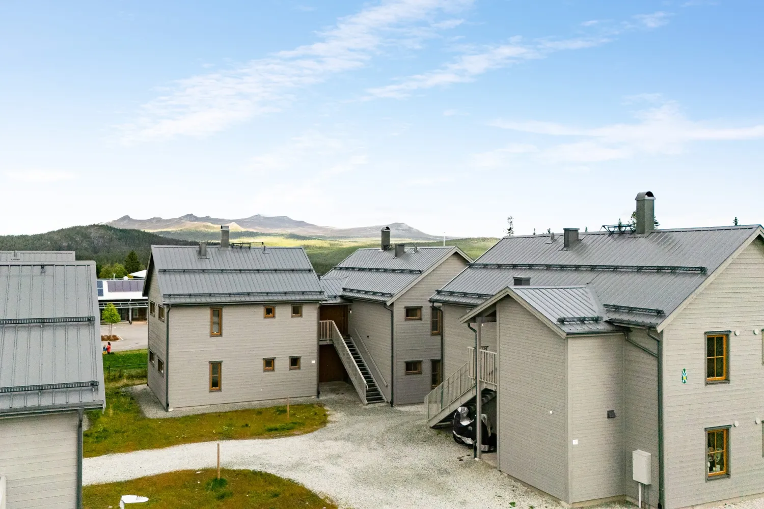 en grupp hus med en stor gård