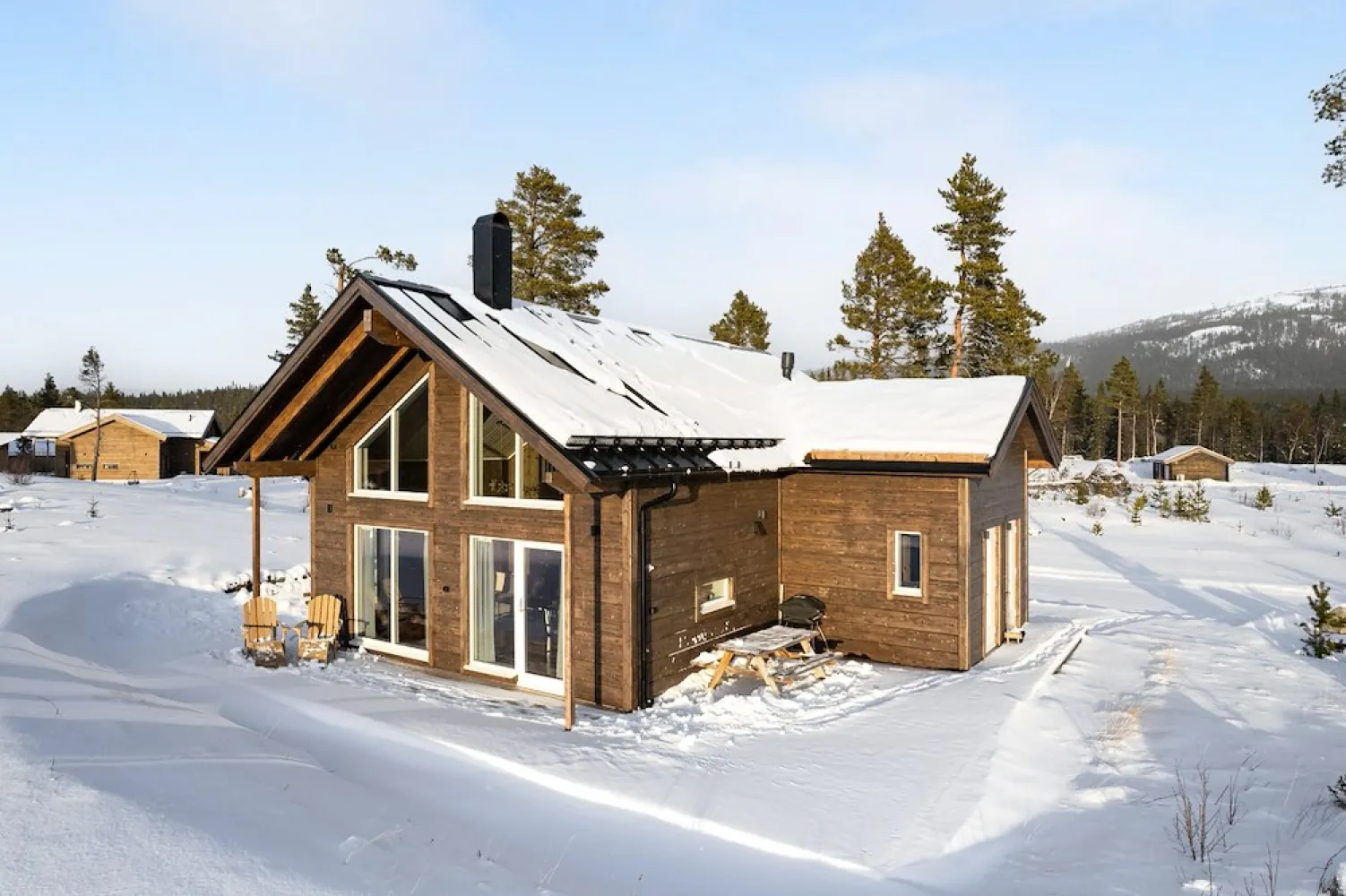 Fjällstuga i snölandskap