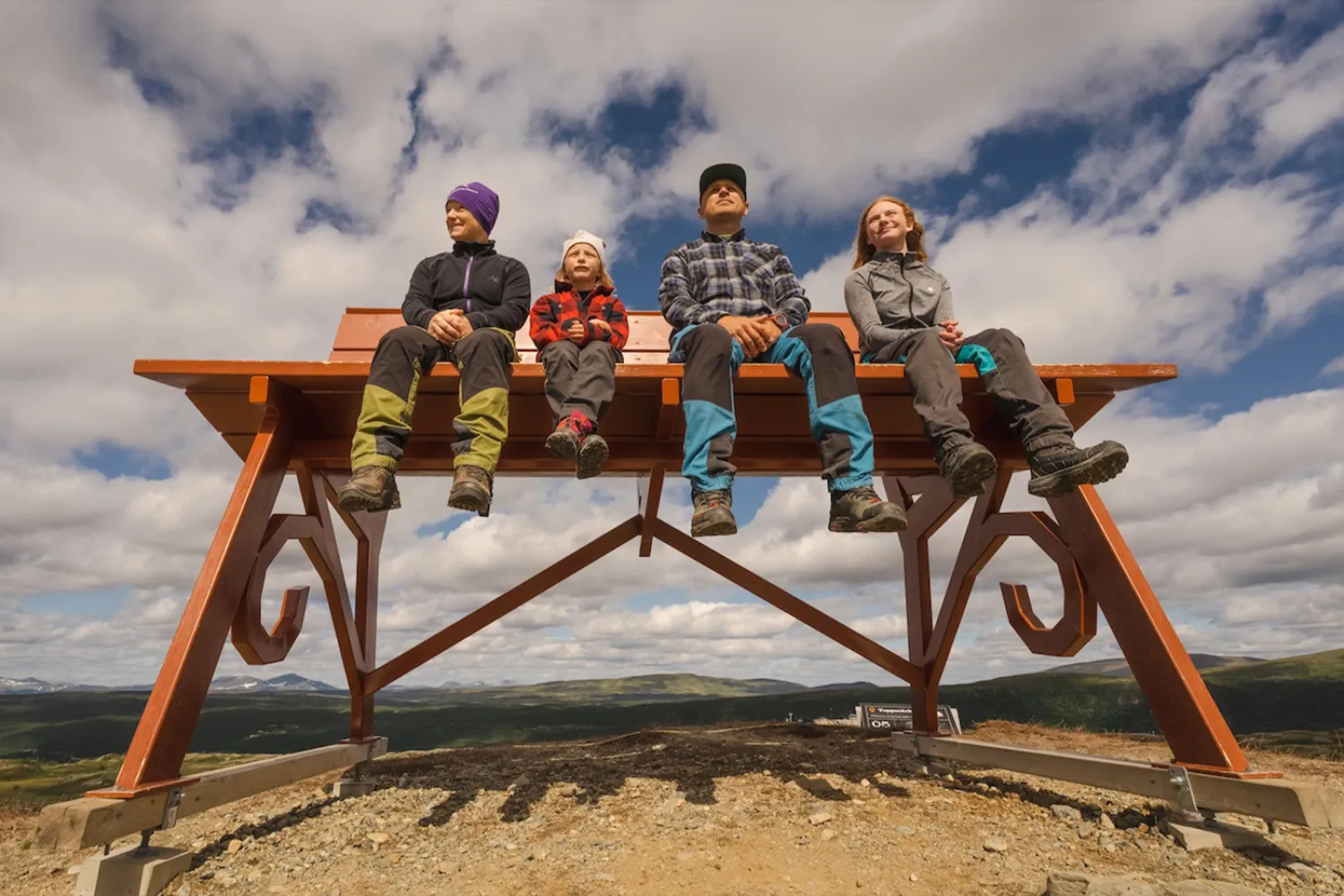 Personer sitter på Big Bench i Tändalen