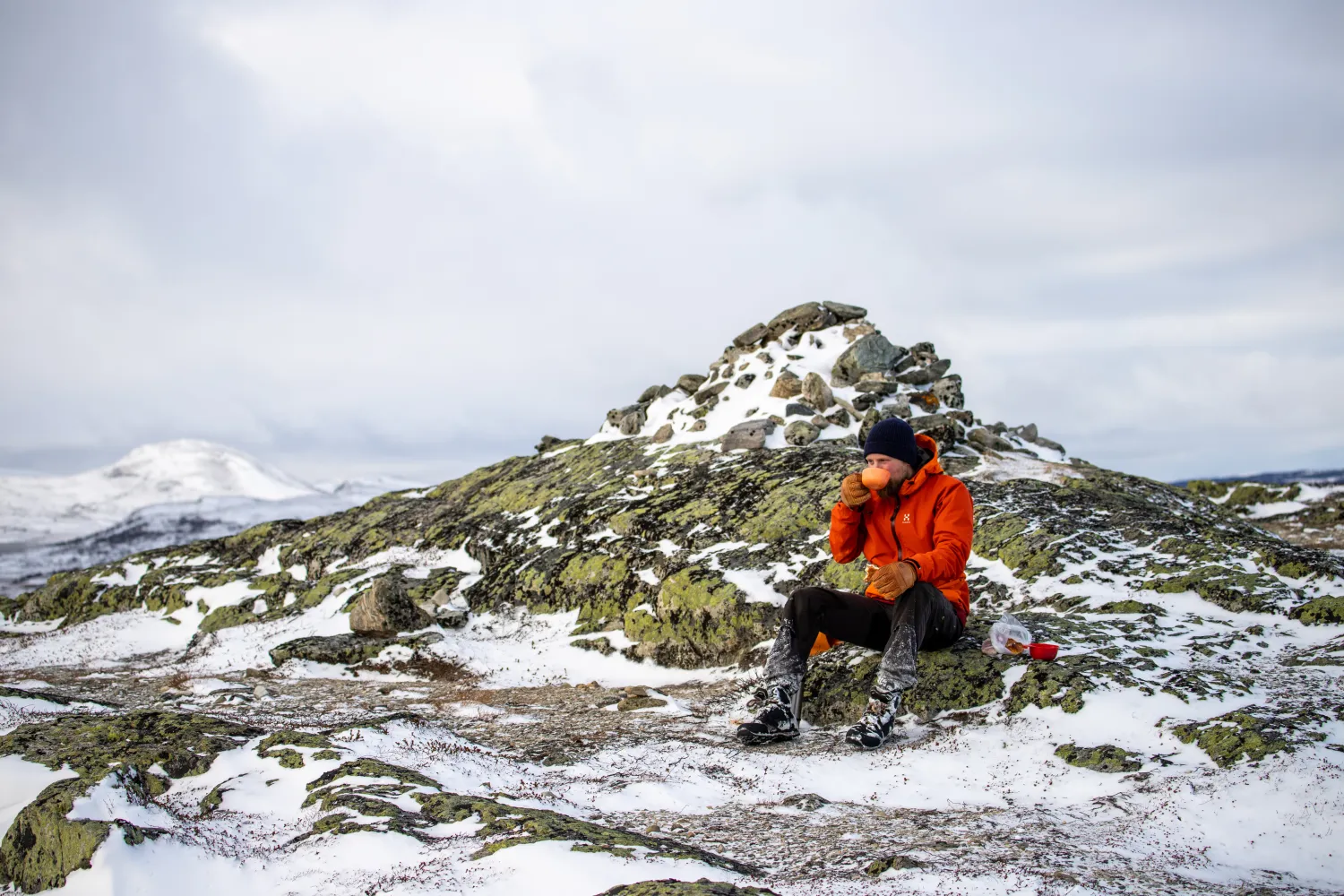 Fjällvandring i snölandskap
