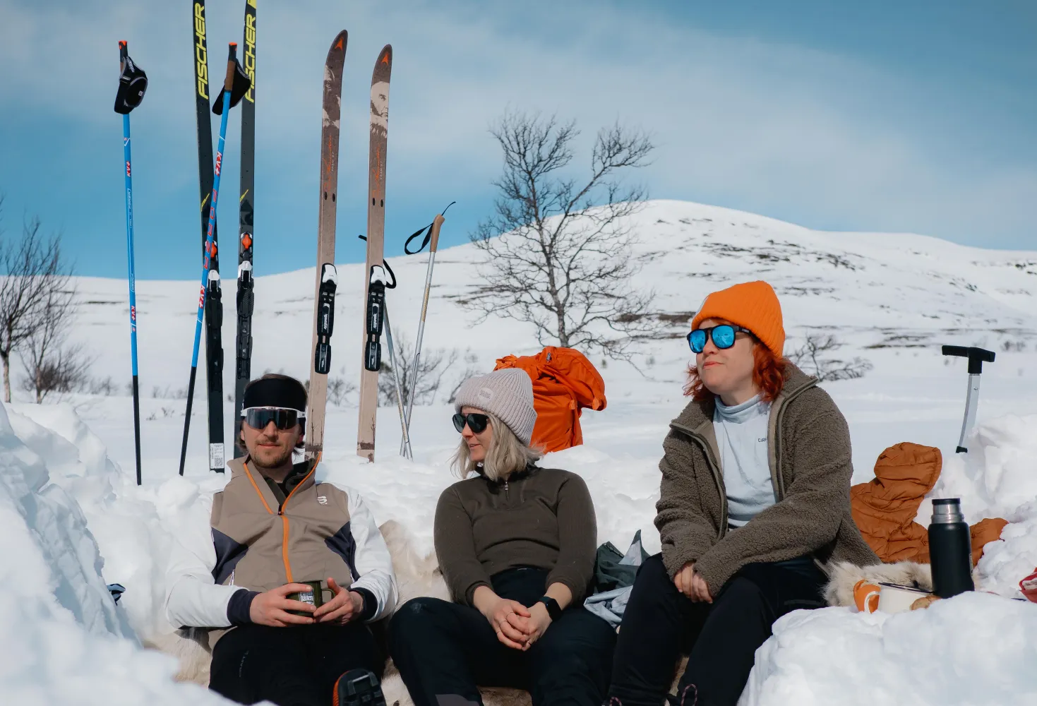 Fika i solen med snölandskap