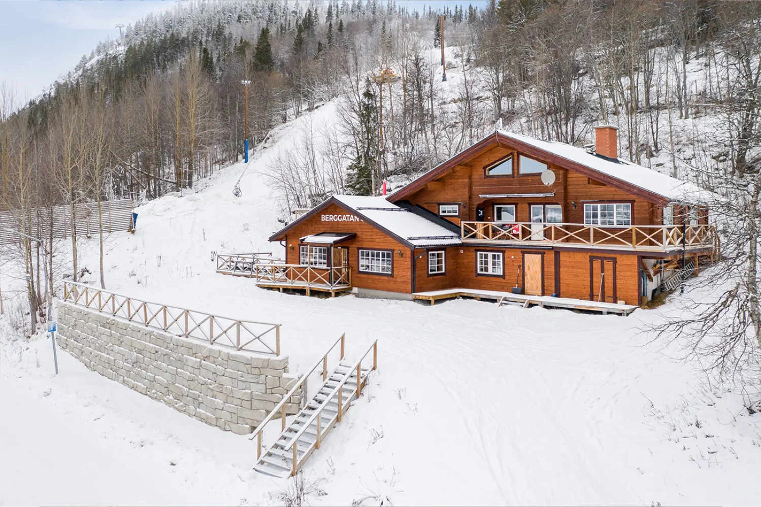 ett hus med en snöig kulle