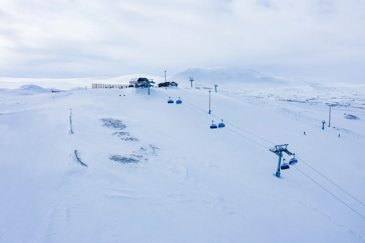 en skidlift på ett snöigt berg
