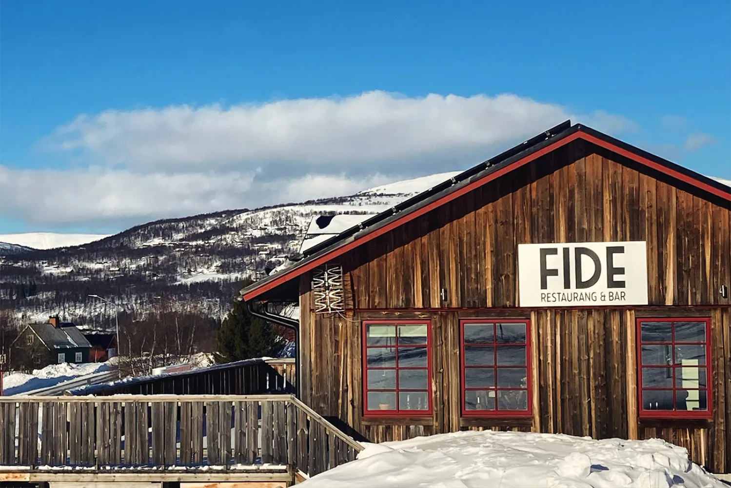 en byggnad med en skylt på