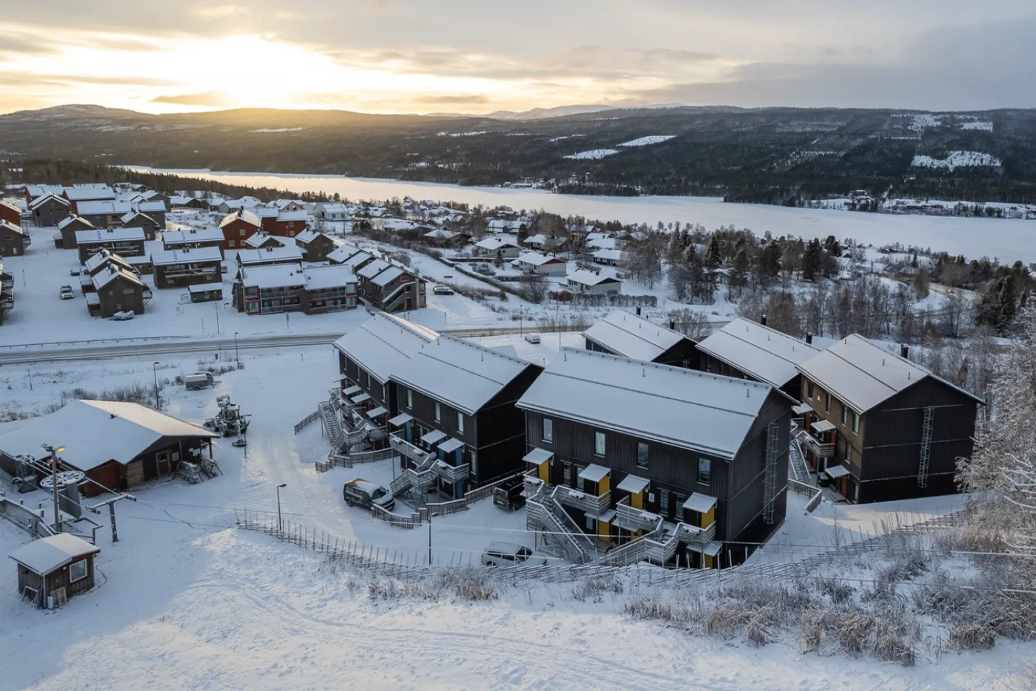 En grupp hus i ett snöigt område