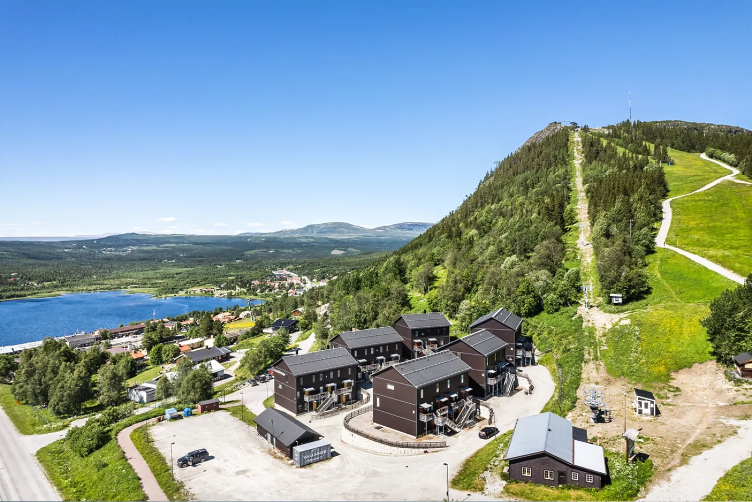 En grupp byggnader på en kulle