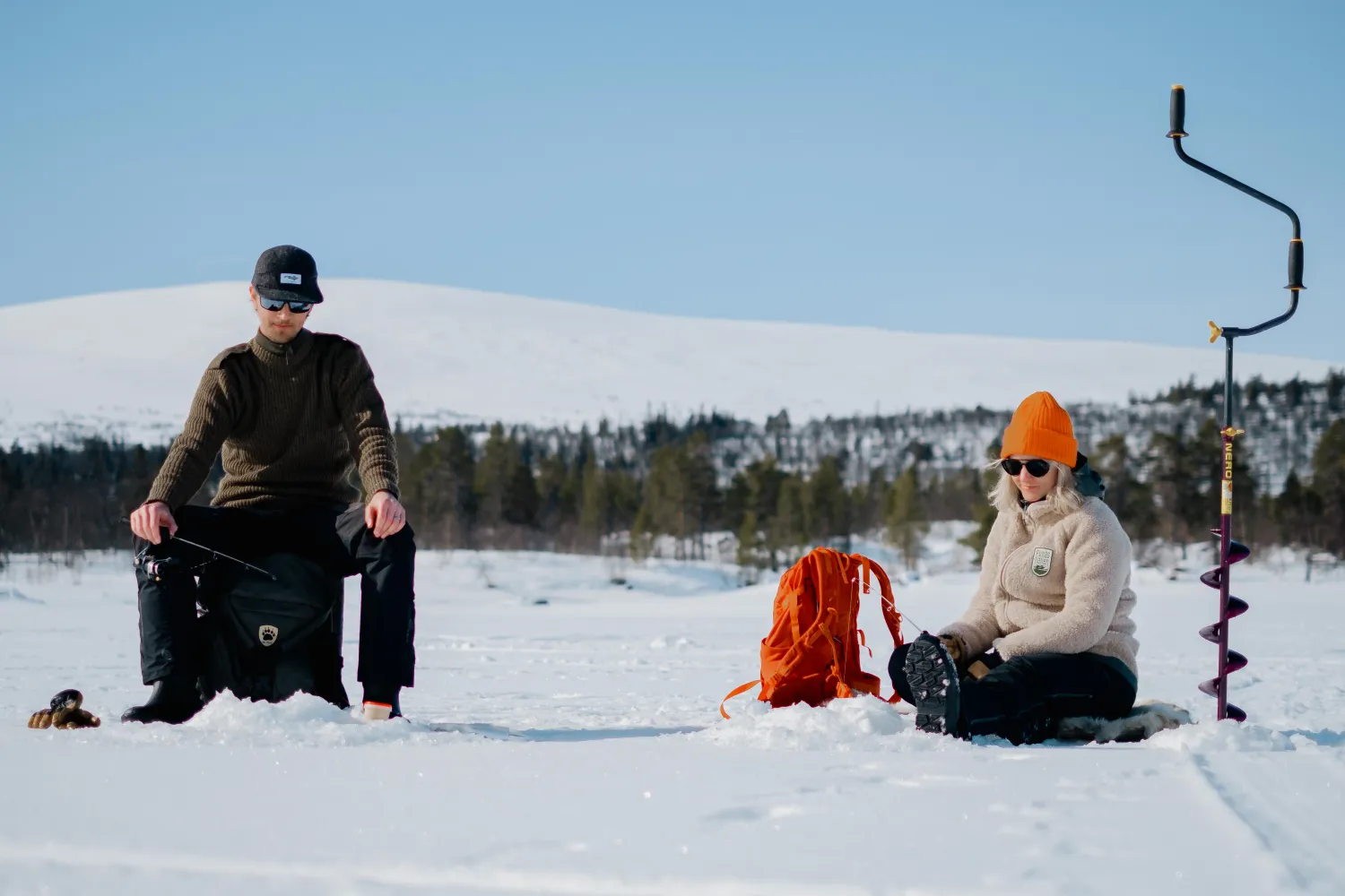 en person och person som sitter i snö