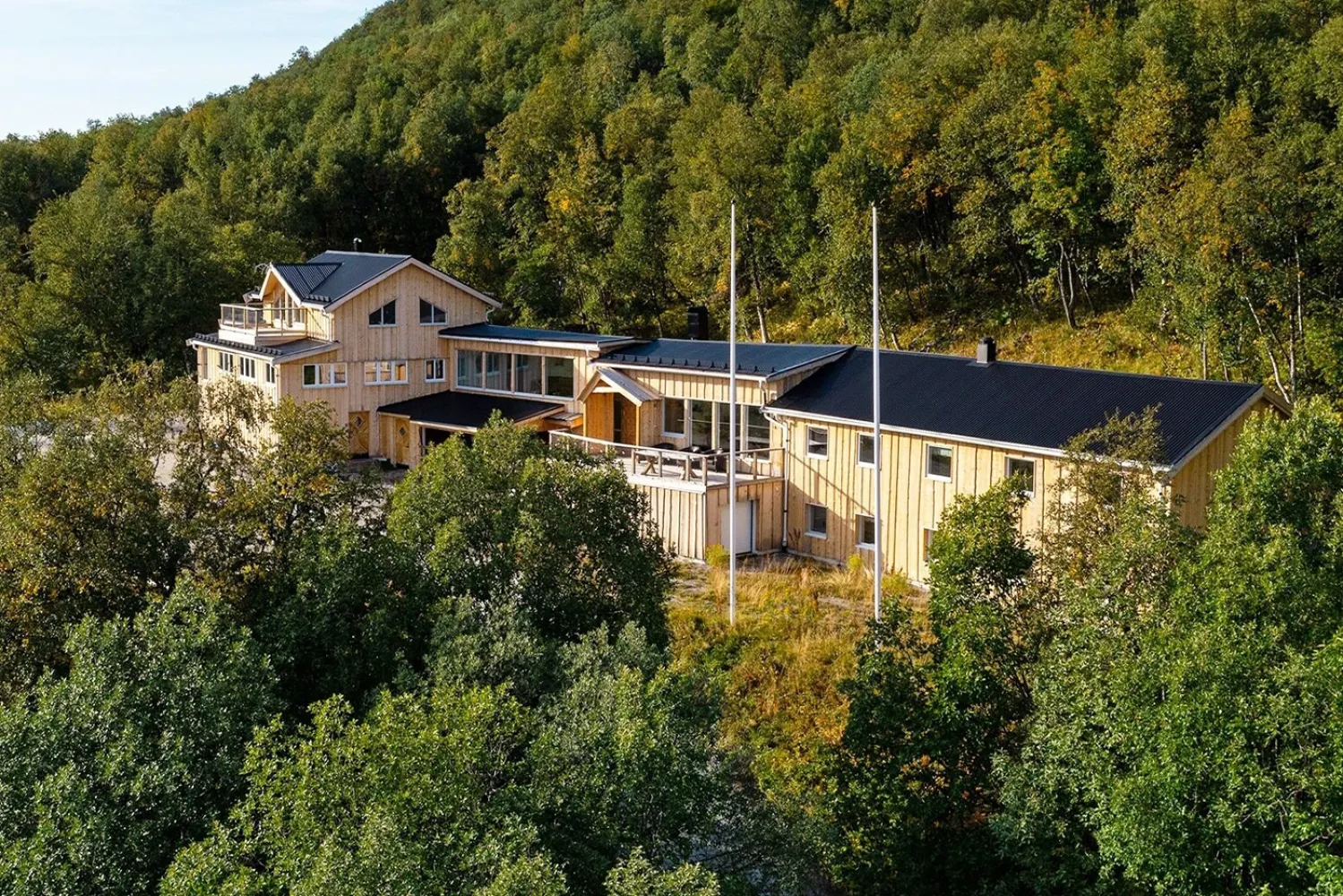 Stor villa bland grönska