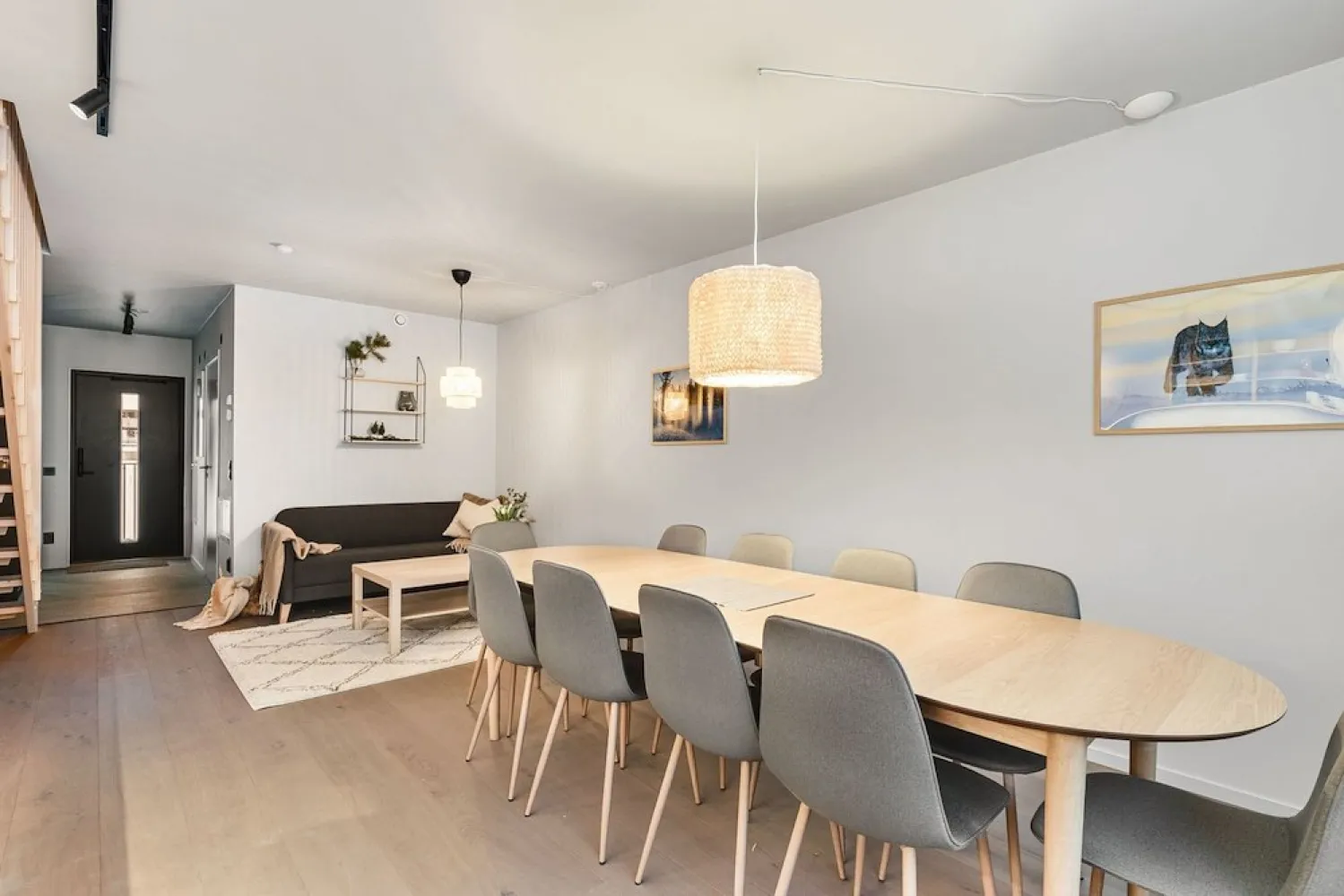 ett matbord och stolar i ett rum