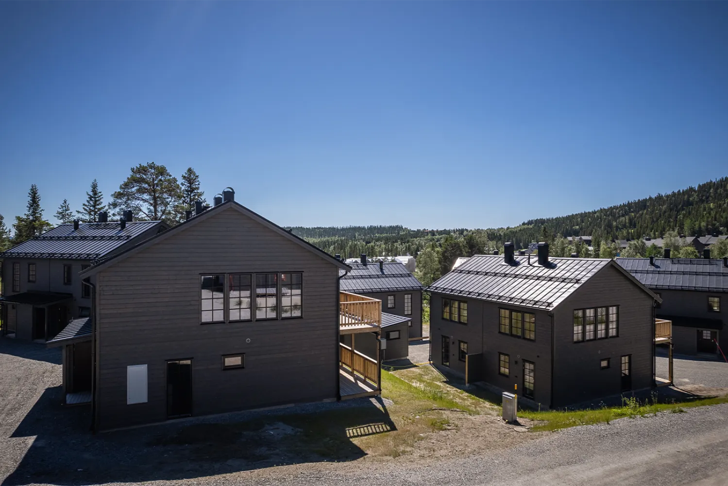 En grupp hus med träd i bakgrunden