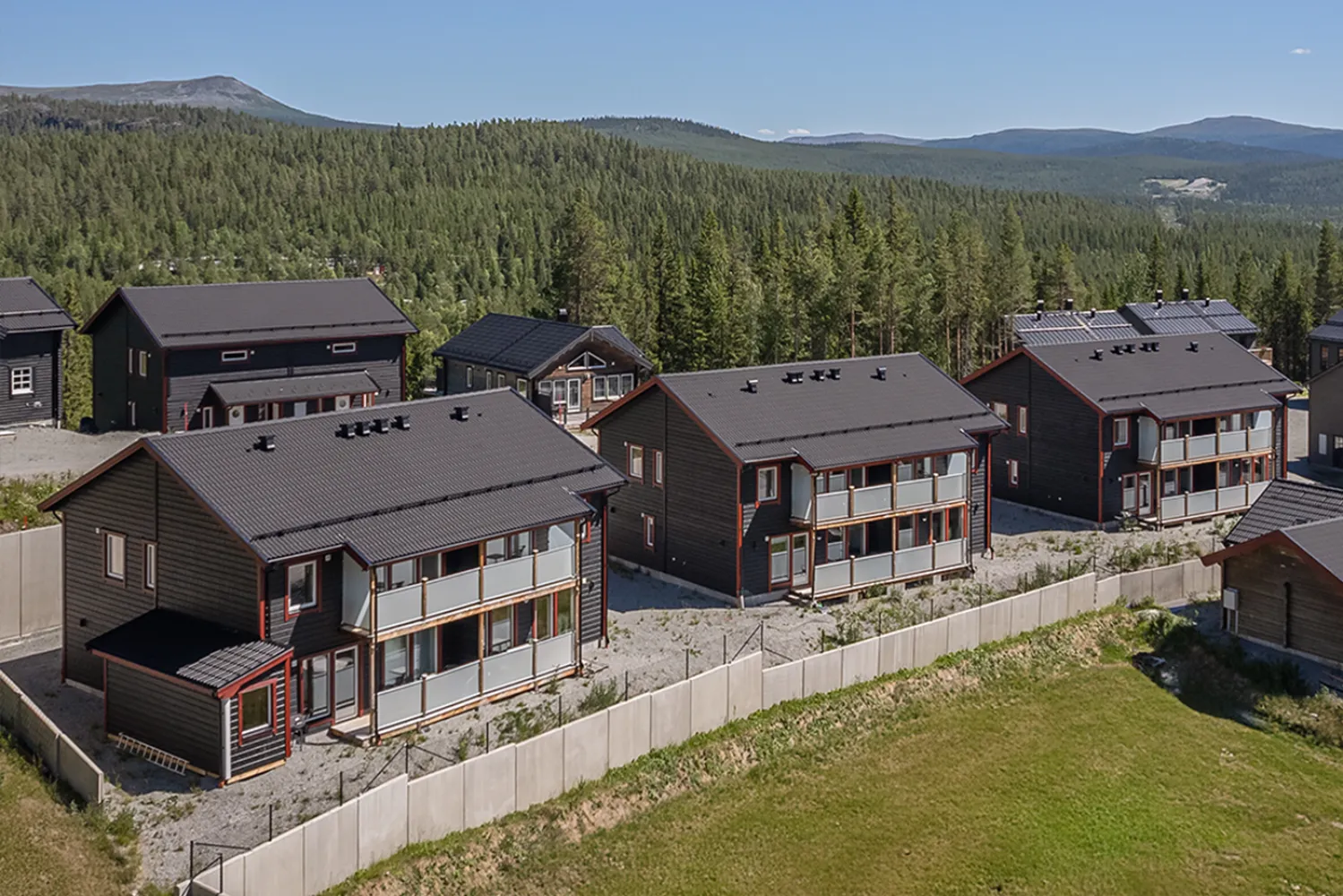 En grupp hus med träd i bakgrunden