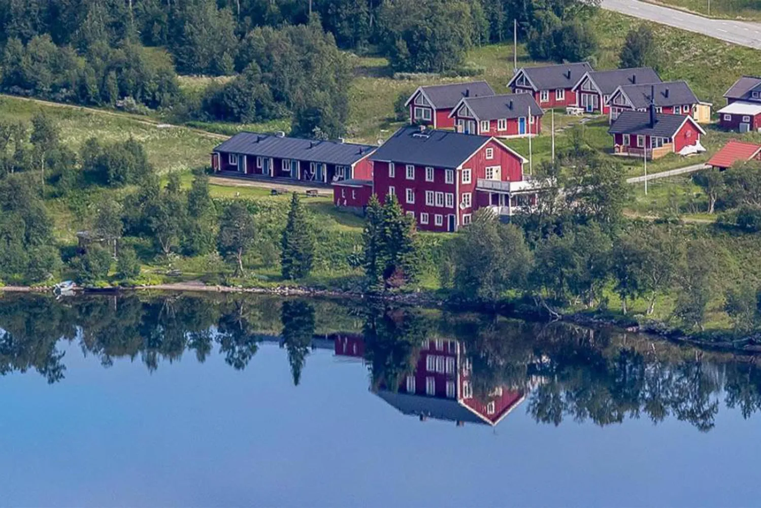 en grupp hus intill en vattenförekomst