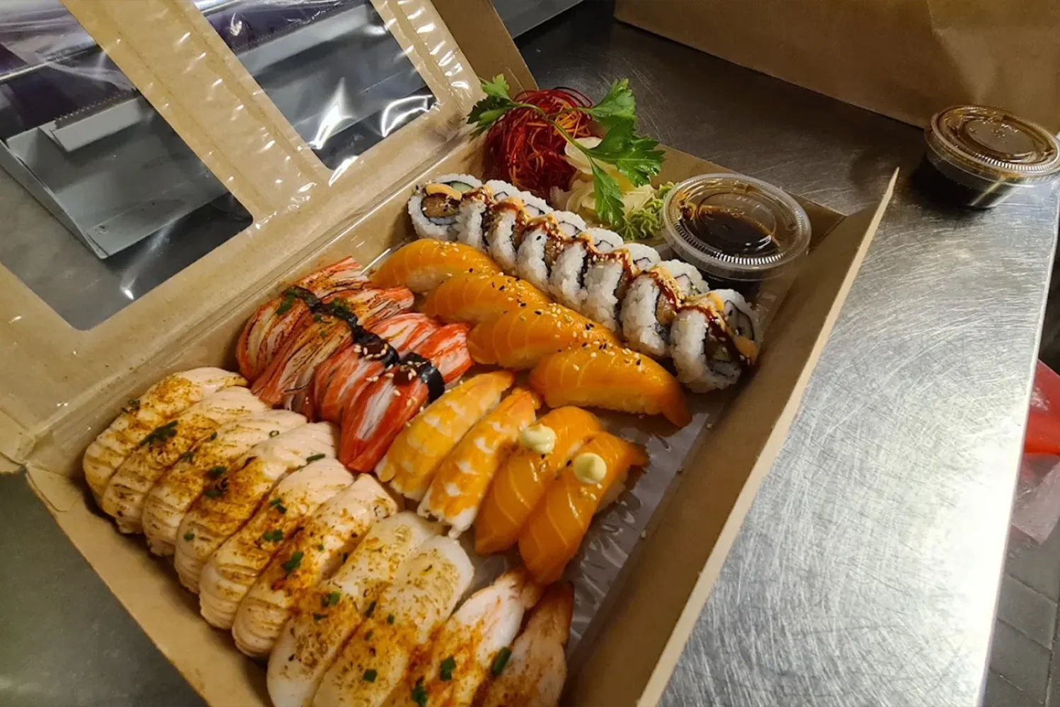 En låda sushi på ett bord