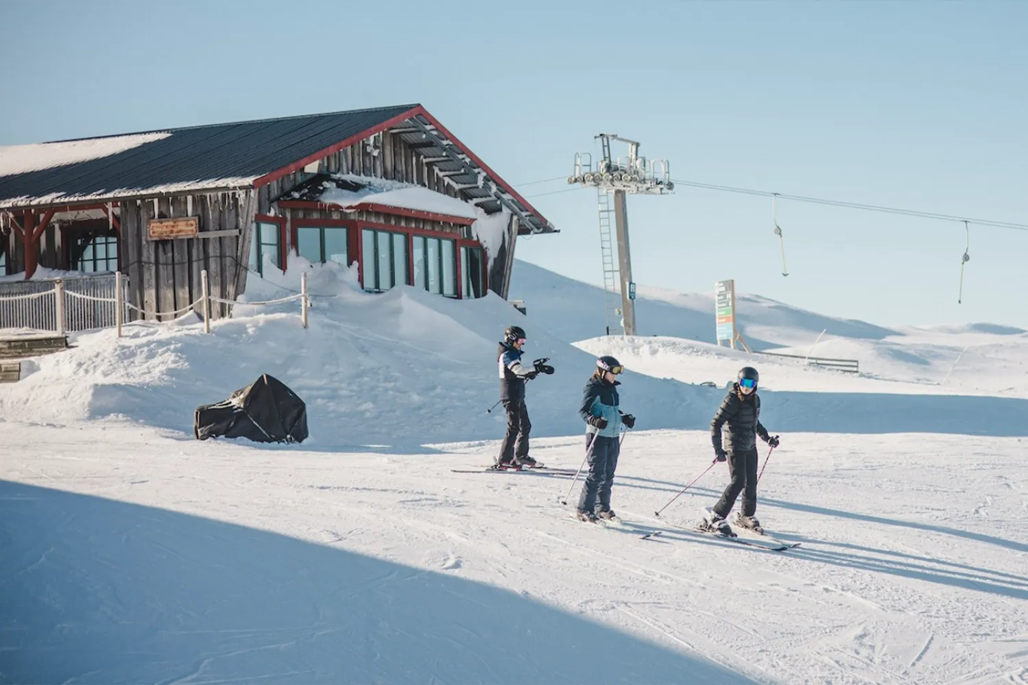 En grupp människor som åker skidor på snön