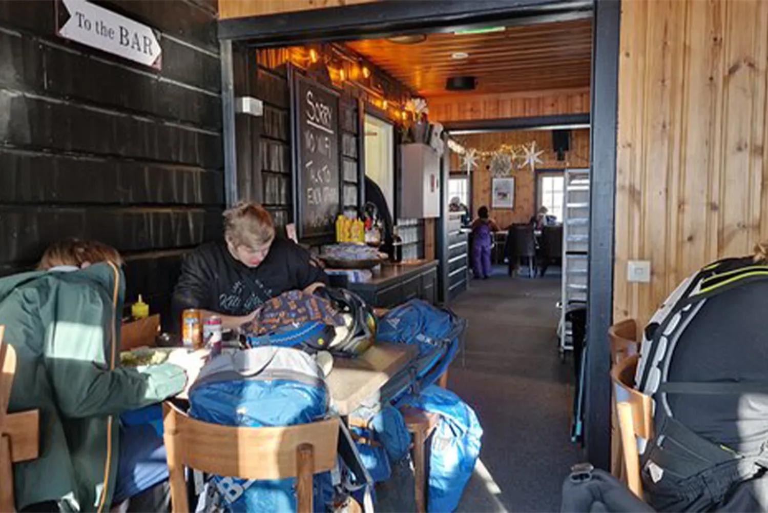 En person som sitter vid ett bord på en restaurang