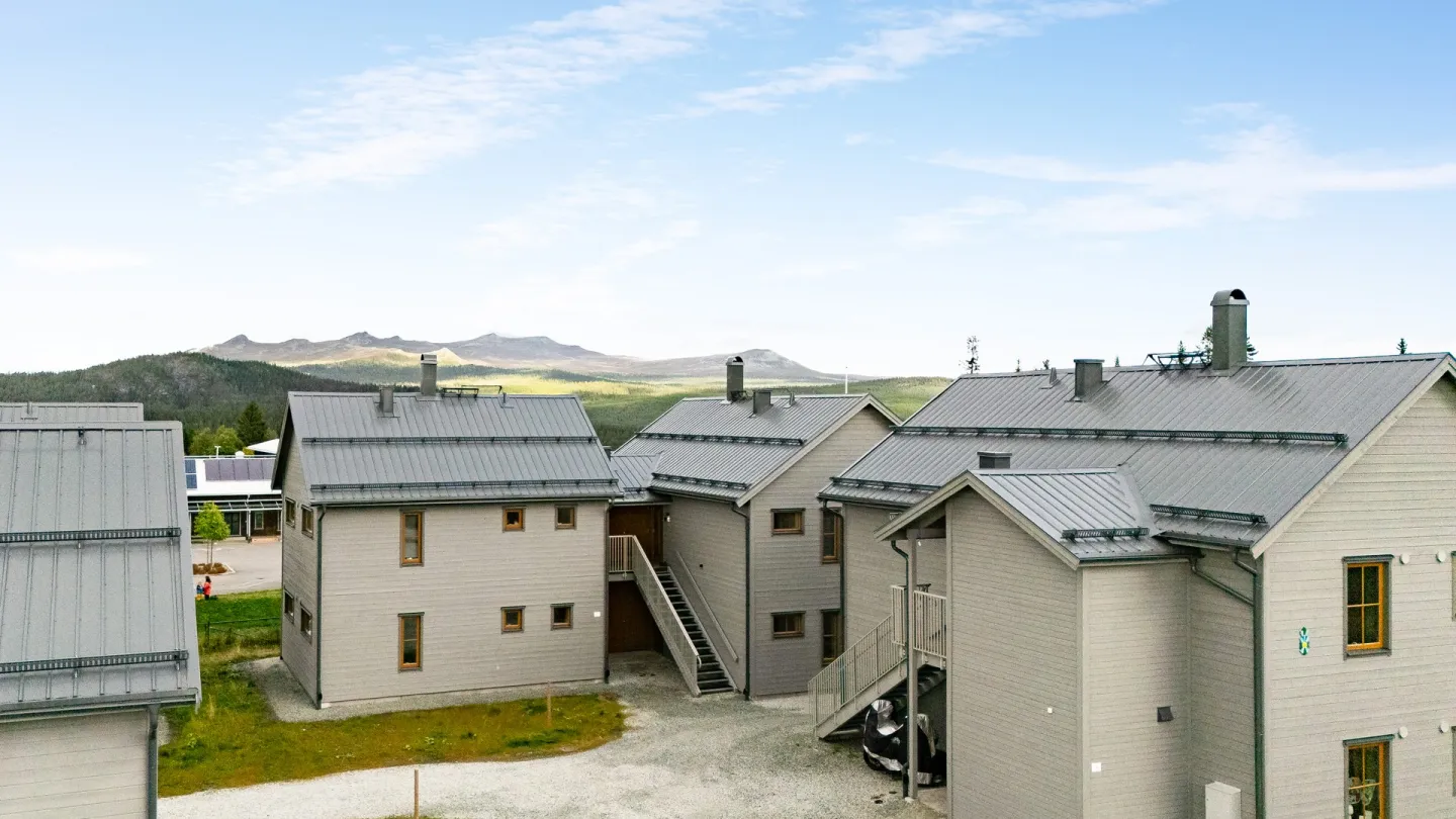 en grupp hus med en stor gård