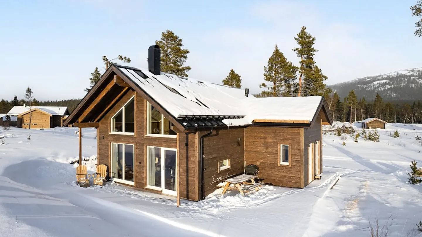 Fjällstuga i snölandskap