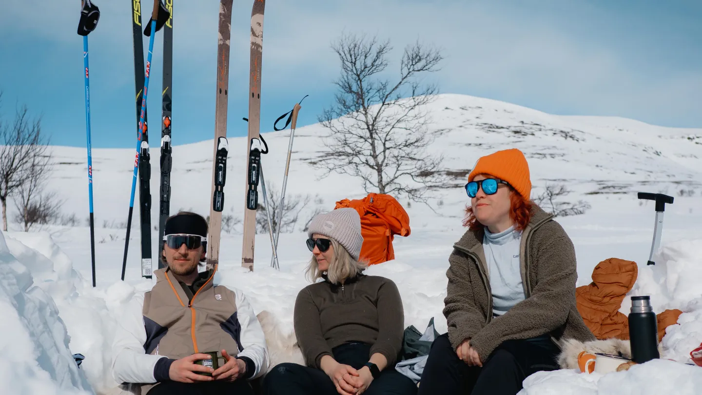 Fika i solen med snölandskap