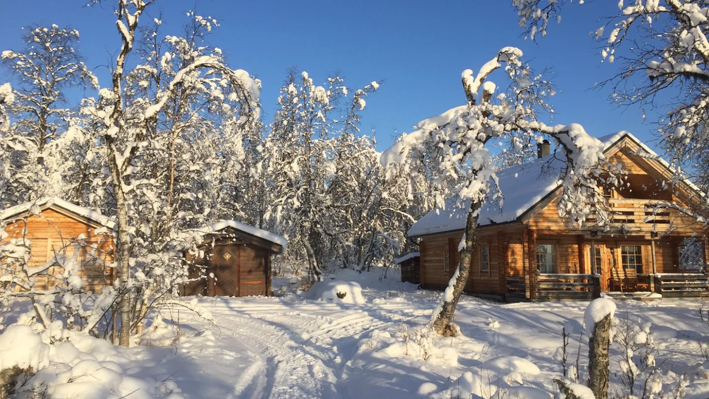 Fjällstuga i snölandskap