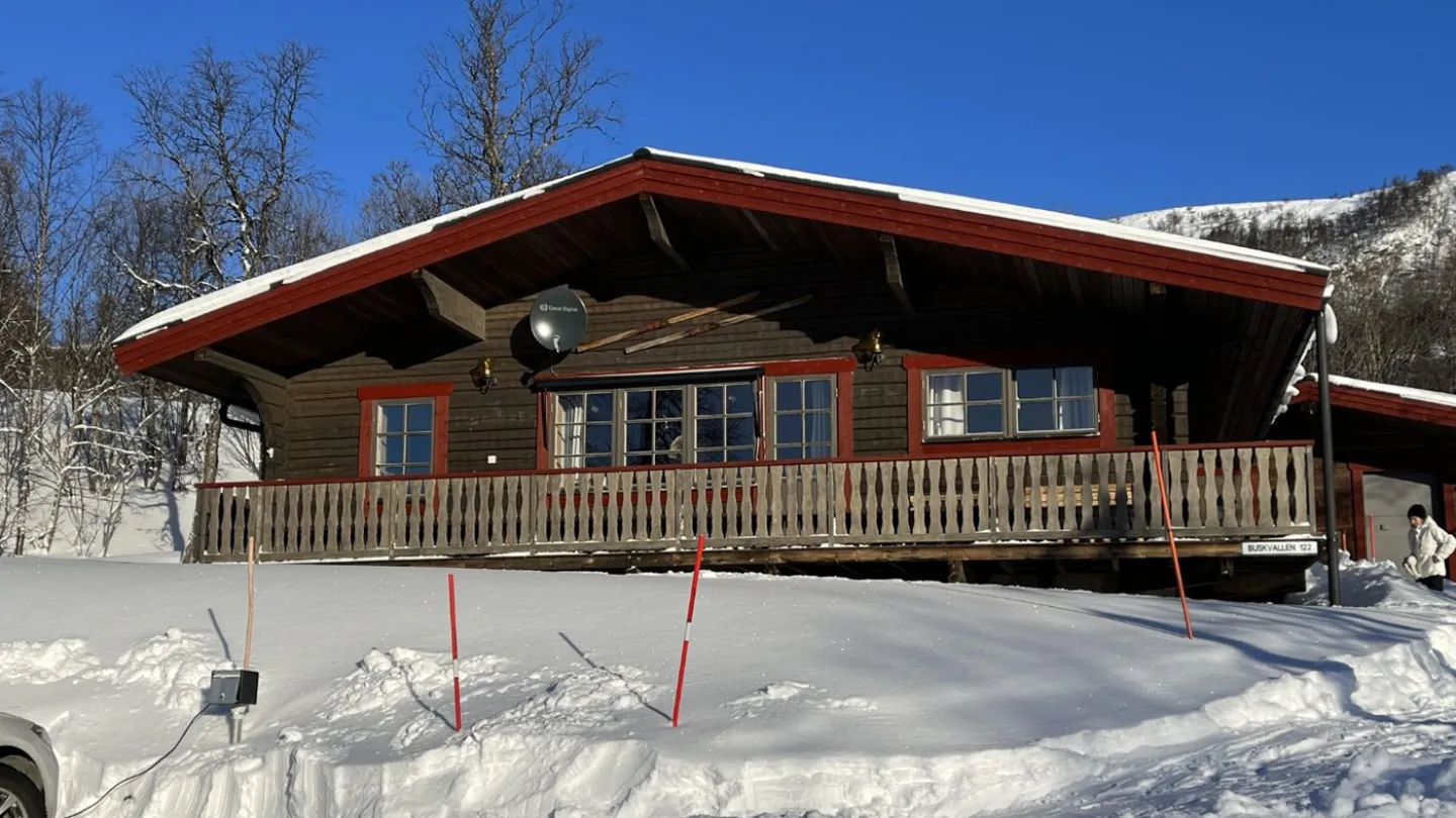 Fjällstuga från utsidan i snölandskap